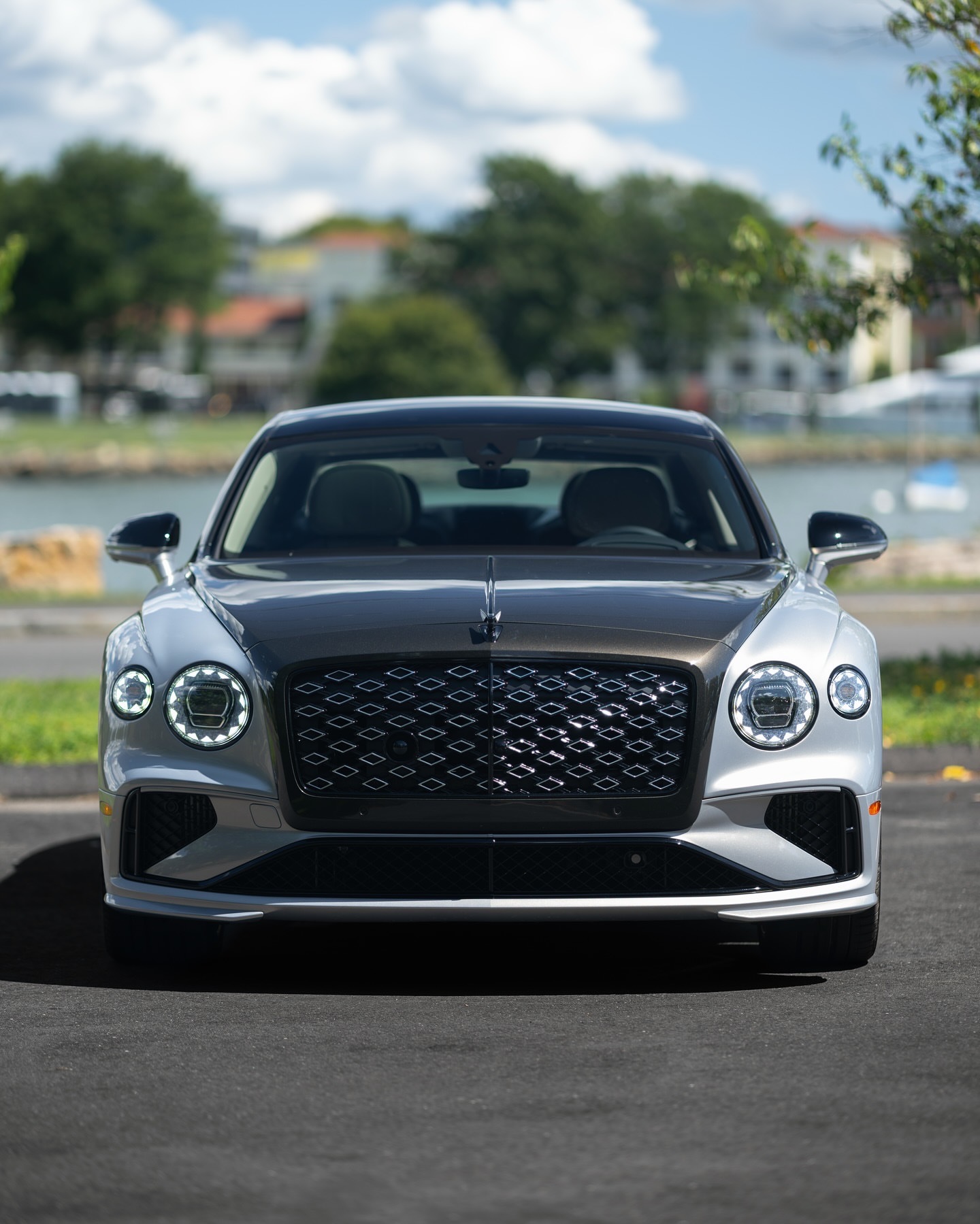 这款双色的5年宾利飞驰Mulliner车型抵达展厅。极光银双色漆面方案由宾利Mu