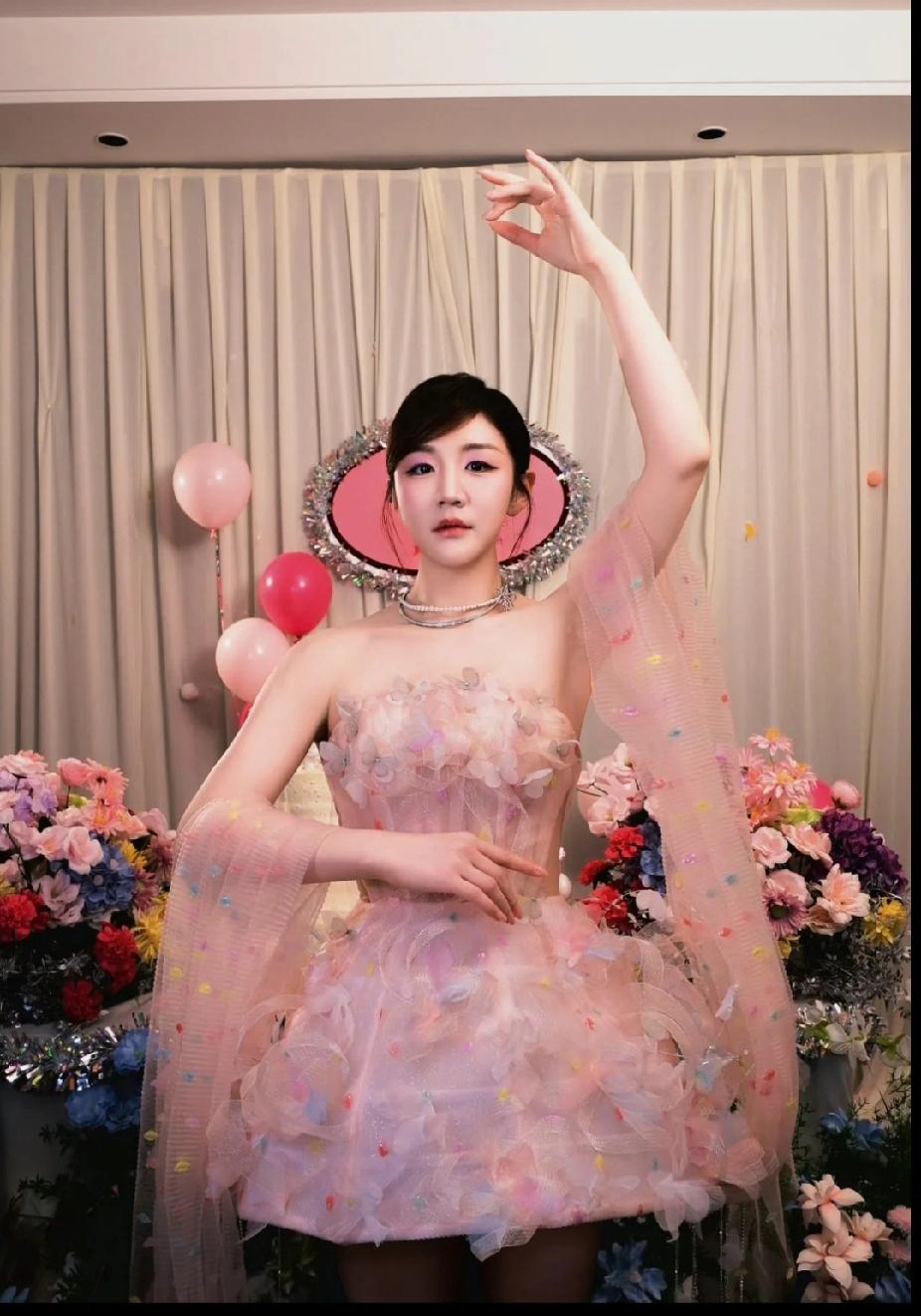 陈梦32岁生日写真太惊艳赛场飒爽女王变甜妹1月15日陈梦生日，一组粉紫纱