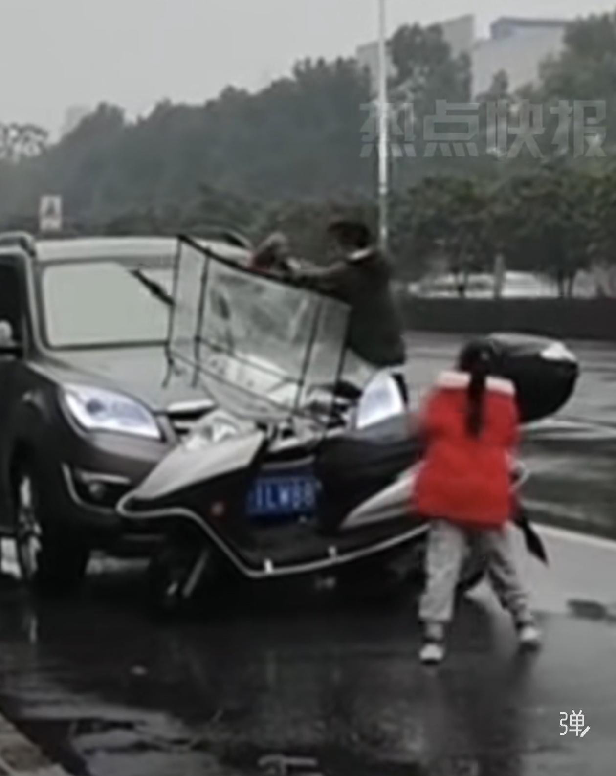 黄石雨天溅水起冲突，家长冲动太不值！12月20日黄石下着小雨，路面全是积水