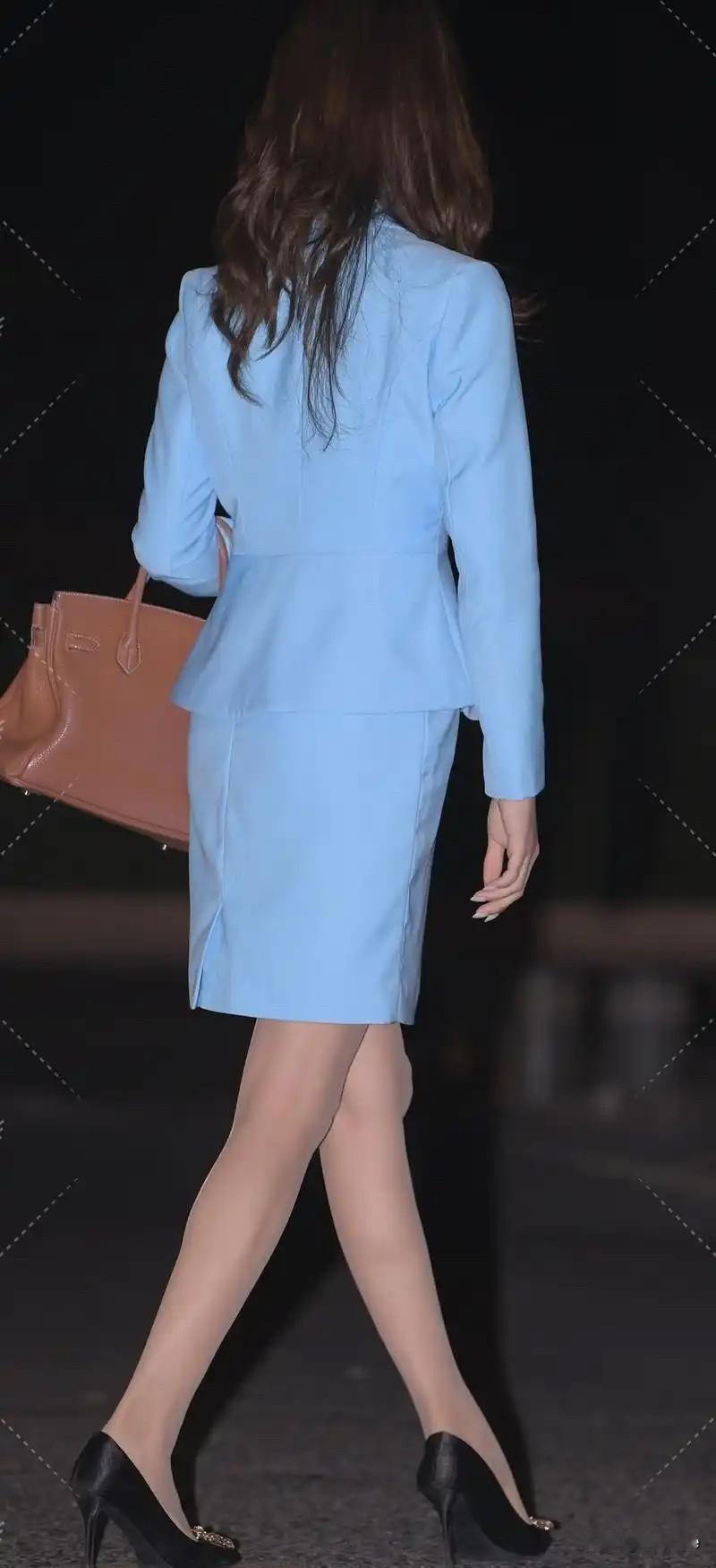 优雅蓝裙穿搭，自信步伐，职场女性风采！