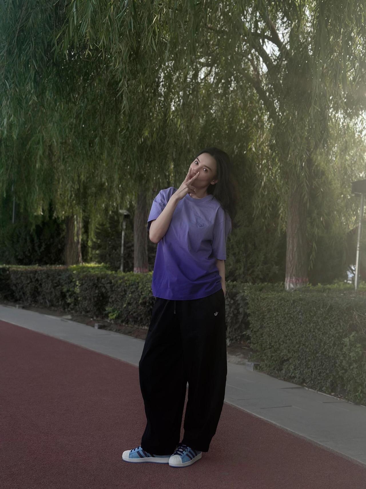 我敢说，娱乐圈里没有几个女星敢这么素面朝天，穿着休闲的出门遛弯儿，宋佳真的好肆意