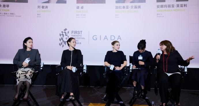 今天刘敏涛和谭卓一起出席影展，两位坐在一起很有姐妹范儿，也都很漂亮，最关键的是更