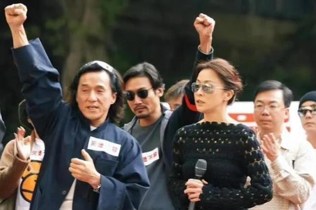 1990年，刘嘉玲被绑架失踪3小时后，失魂落魄地回来说：只抢了一千现金和手表。第