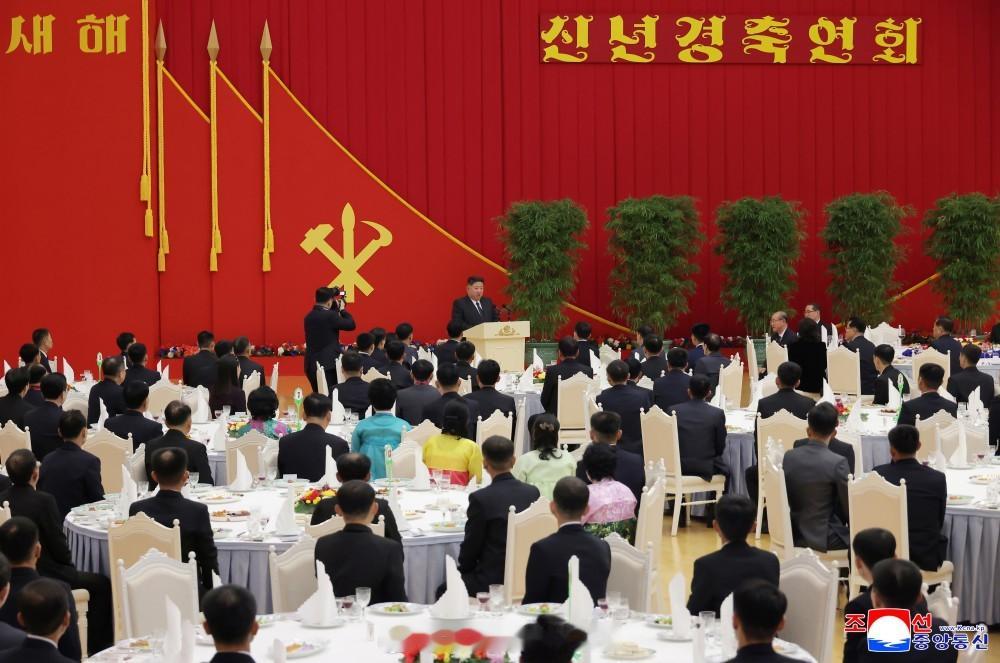 我国举办新年宴会犒劳劳模和有功者朝中社平壤１月１日电　我国于１２月３１日在木兰馆