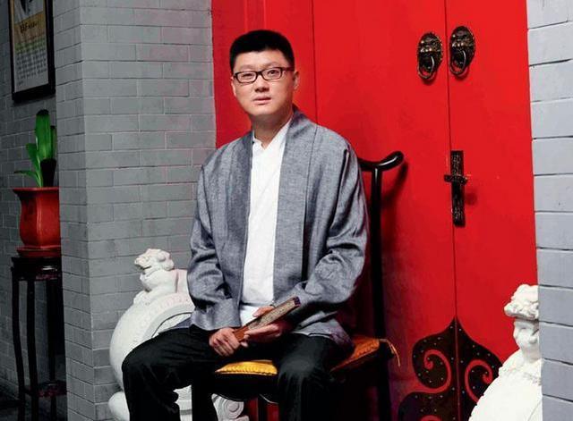 袁老师的镰刀真是够快的，昨日凌晨，已经移民美国的袁老师又在直播中胡咧咧，满嘴跑火