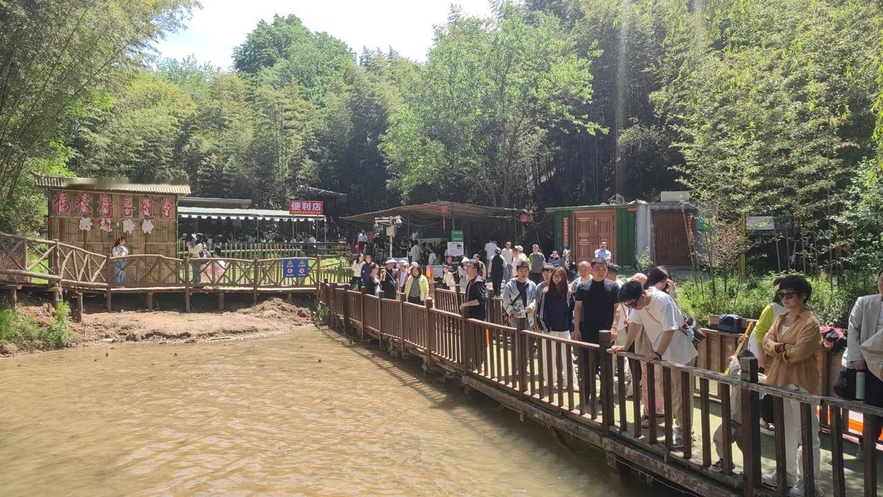 5月3日小长假，天气晴好，一行人去了西安鲸鱼沟竹海景区。这里距西安主城区21公里