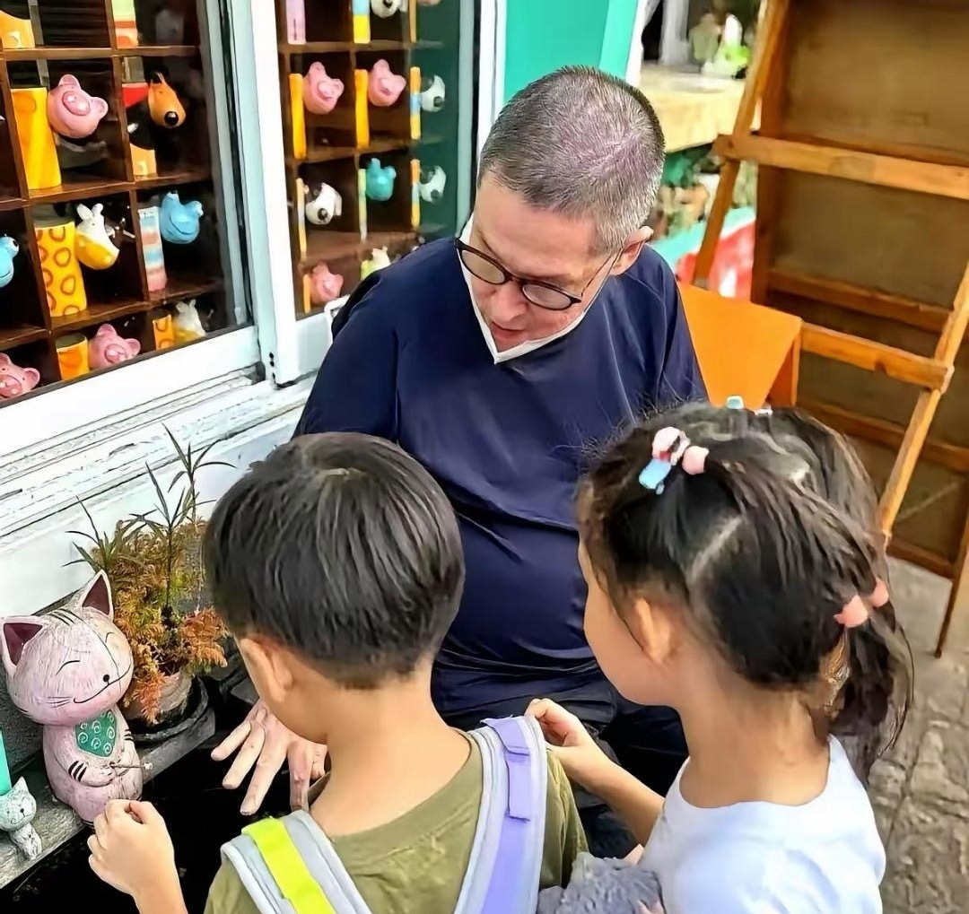 郭碧婷自己买下半山豪宅，没挂向家名。她爸没哭没闹，就陪娃吃饭、接放学。向太在直播