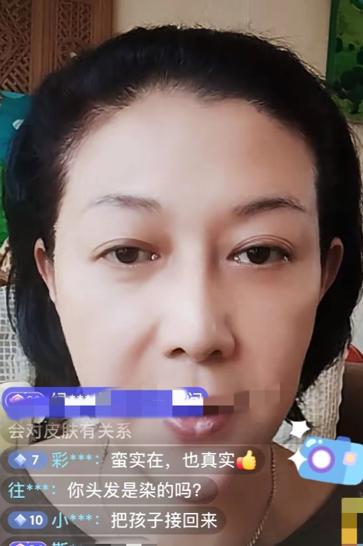 看吴绮莉的直播，才懂“笑着扛事”有多戳人。网友劝她帮女儿，她笑着说“不能宠，