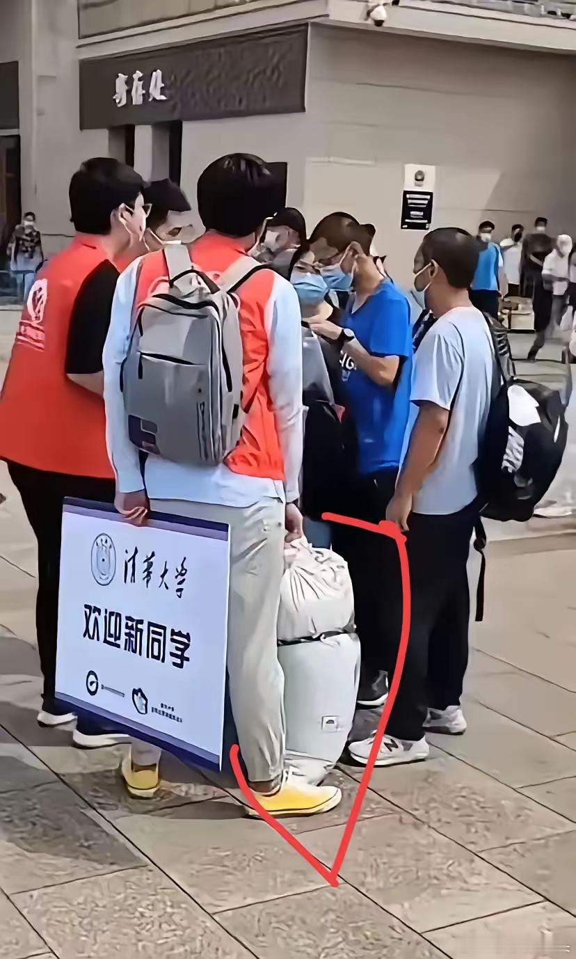 一个人，一只编织袋，走进清华。​没有横幅，没有鲜花，只有他。​他叫林宇，来自甘肃