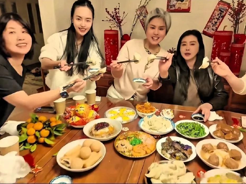 王祖贤晒在温哥华过年，包饺子、做年夜饭，还是很有年味的！女神其实性格挺决绝的，当