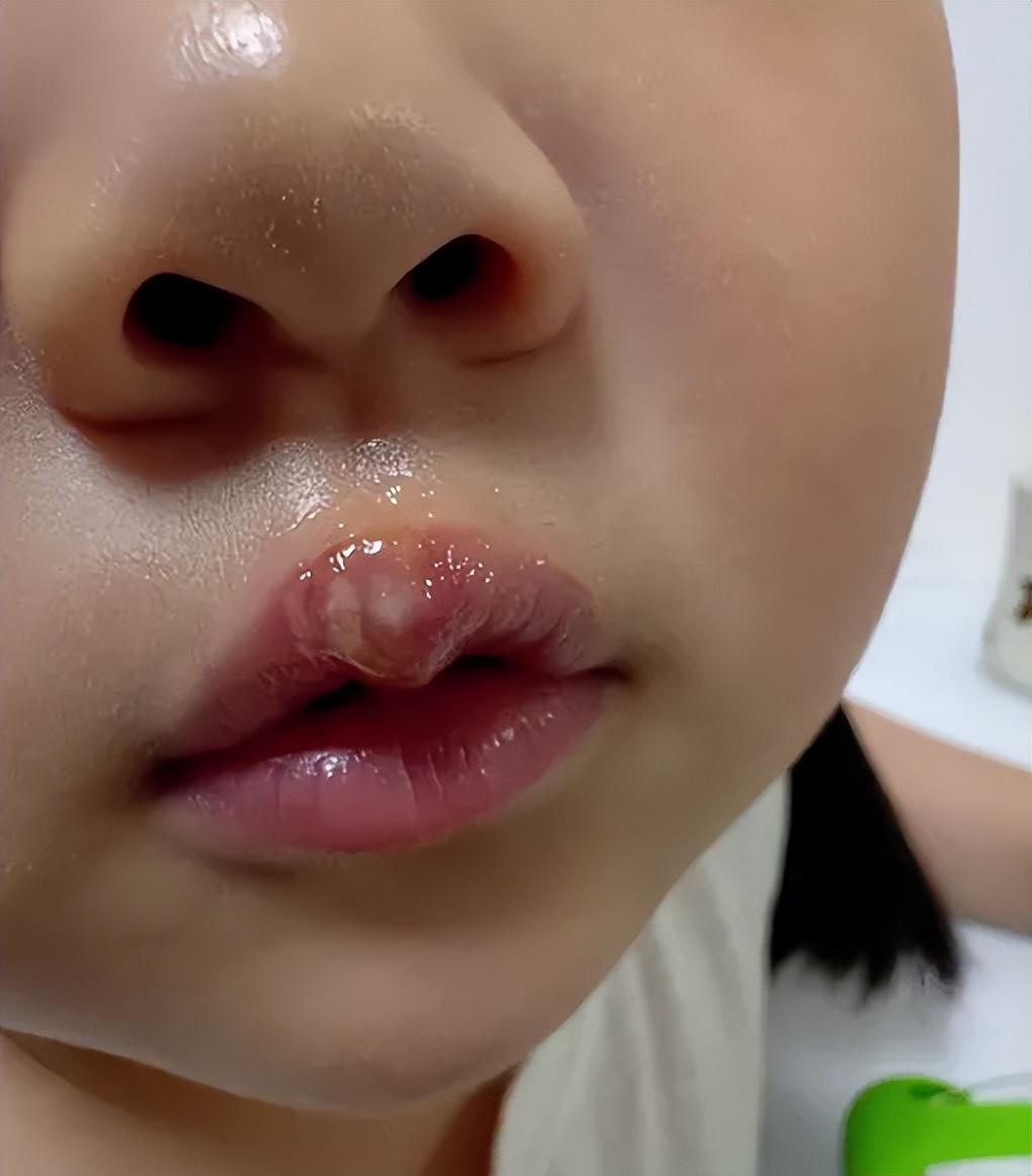 多名儿童排队受罚！旁边的这位老师为何没拦？视频里，现场还有另一名老师在场。正