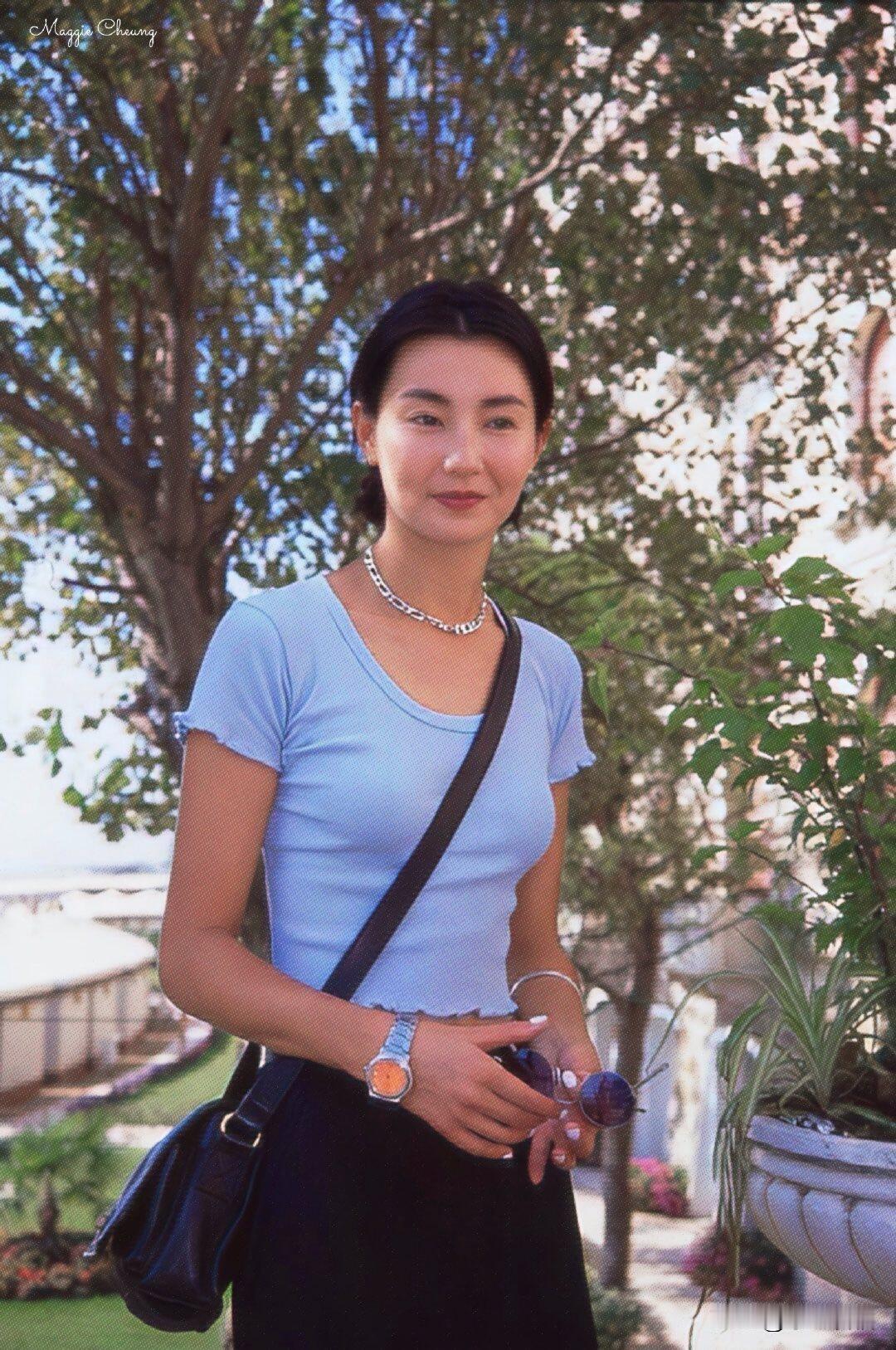 1993年，30岁的张曼玉的几张老照片。蓝色的紧身T恤，黑色短裤外加黑色的长靴，