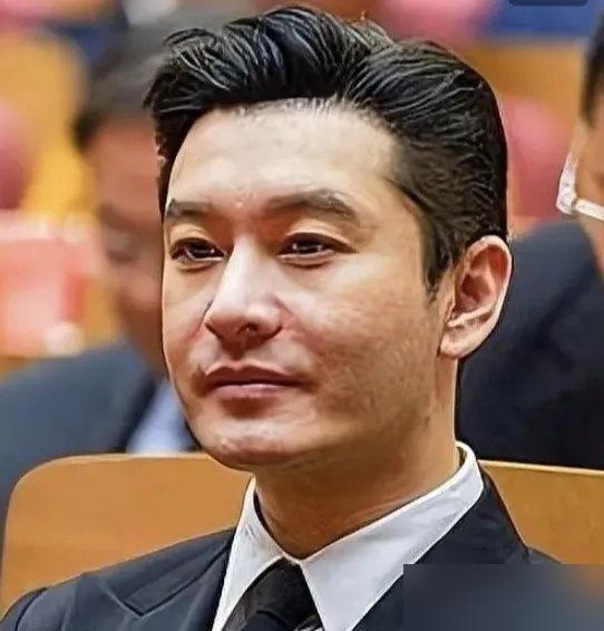 黄晓明当老板，最近又被网友拎出来说事。砸了上千万资源，签了16位艺人，结果