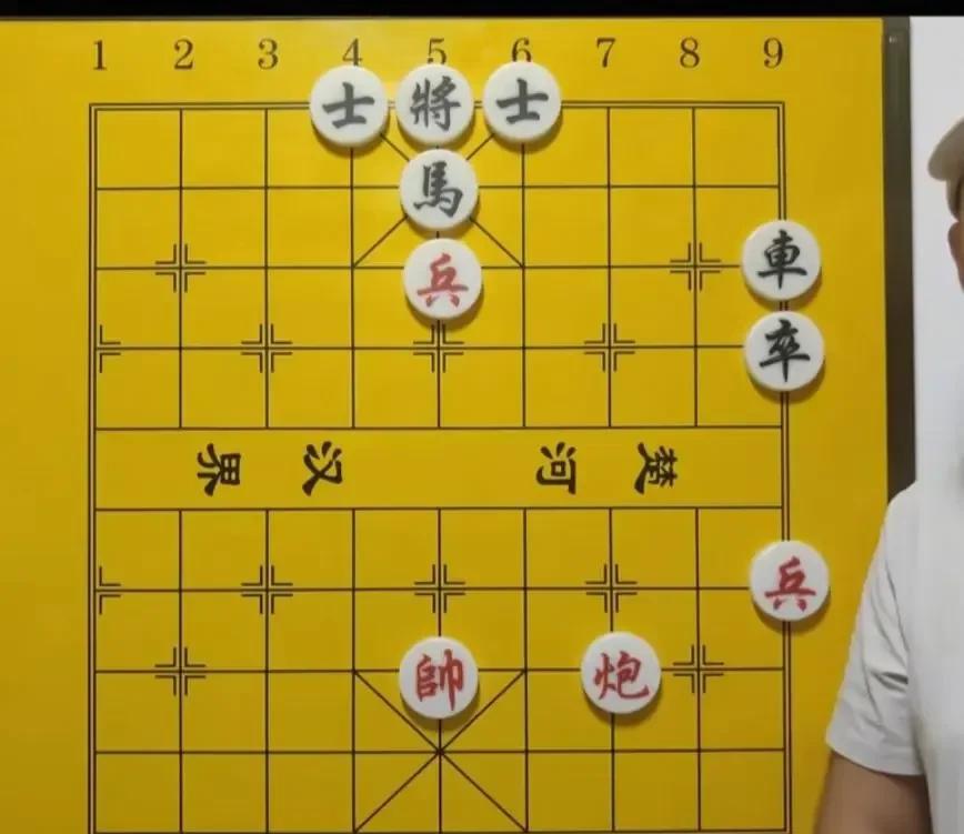 送儿子去象棋班上课，没事看了一会儿，老师在上面摆了一个残局。我看了一下，红棋必