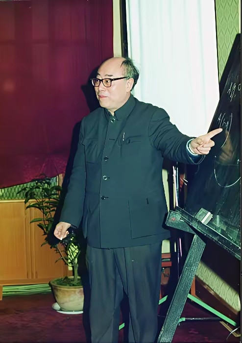 于敏的超级大脑有多厉害呢？曾经和他一起工作过的杜祥琬院士在一次采访时说：“有一次