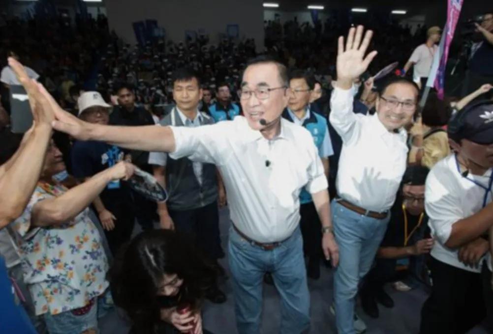 一天之内三次与李四川同框，侯友宜正式公开“交棒”李四川！就在9月12日晚，李四川