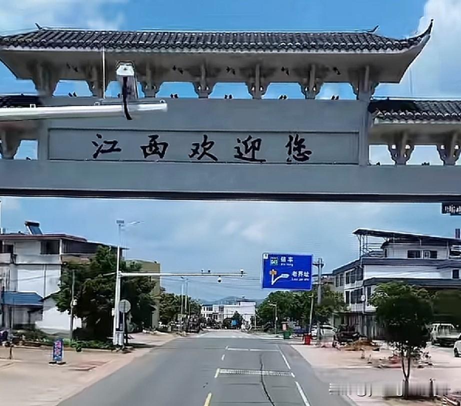 信雄公路，连接江西信丰与广东南雄的省道公路。其中的省界部分也经常会有一些网友或航
