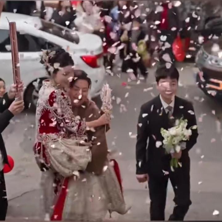 这婆婆抱儿媳的一幕太好嗑了吧！超温馨的画面！网友晒新人结婚温馨一幕，婆婆妈亲