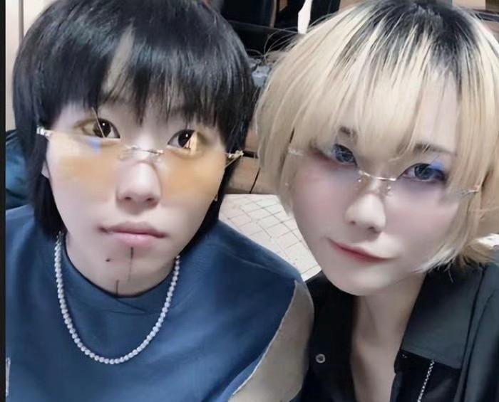 她们没长成妈妈的样子，也没人再提这事了。窦靖童的专辑《山谷的倒叙》上线那天，豆