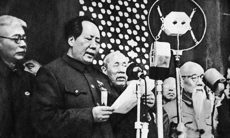 【今天国人怀念毛主席时代的10个理由】今天，越来越多的国人怀念毛主席时代。分析原