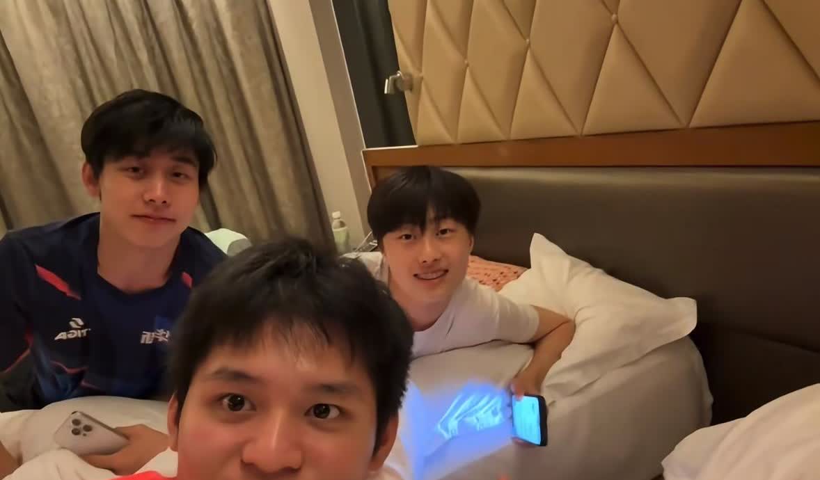 林诗栋深夜晒出快乐的黄石小分队9月2日凌晨，林诗栋晒出黄石基地快乐的
