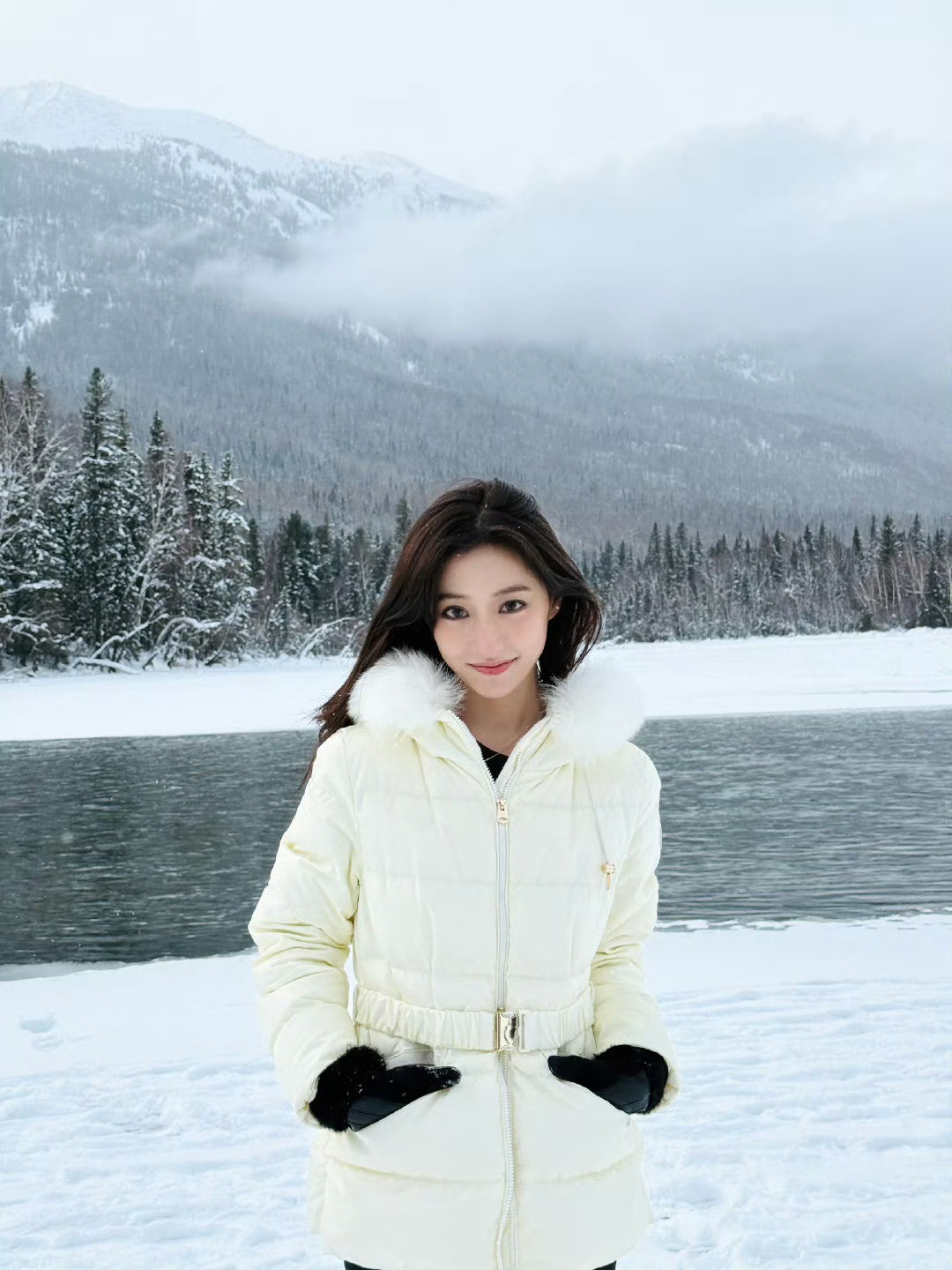 胡连馨好美！你穿这么点不冷吗，注意保暖呀！！