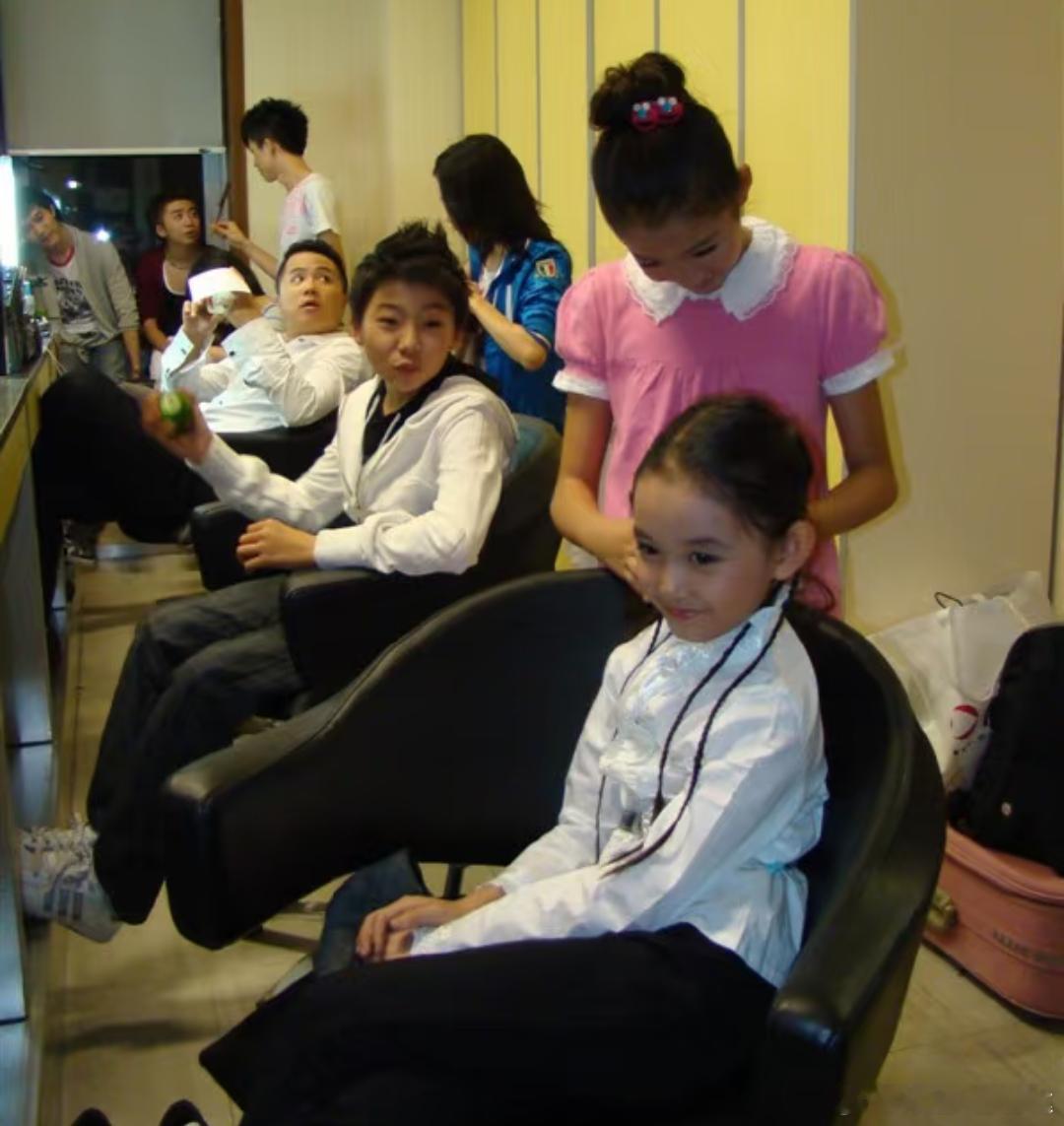 关晓彤和蒋依依小时候的亲密合拍，两个人都是童星，也是一起长大的好姐妹。儿时一起玩