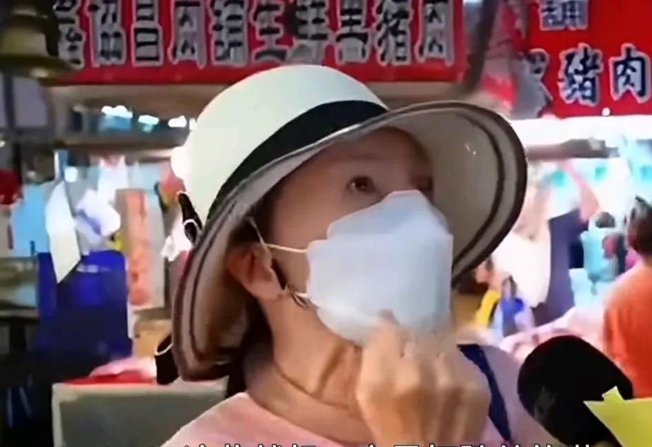 无知者无畏！一位台湾女士当记者在街头采访她时问：“如果两岸开战你觉得有多大胜算？