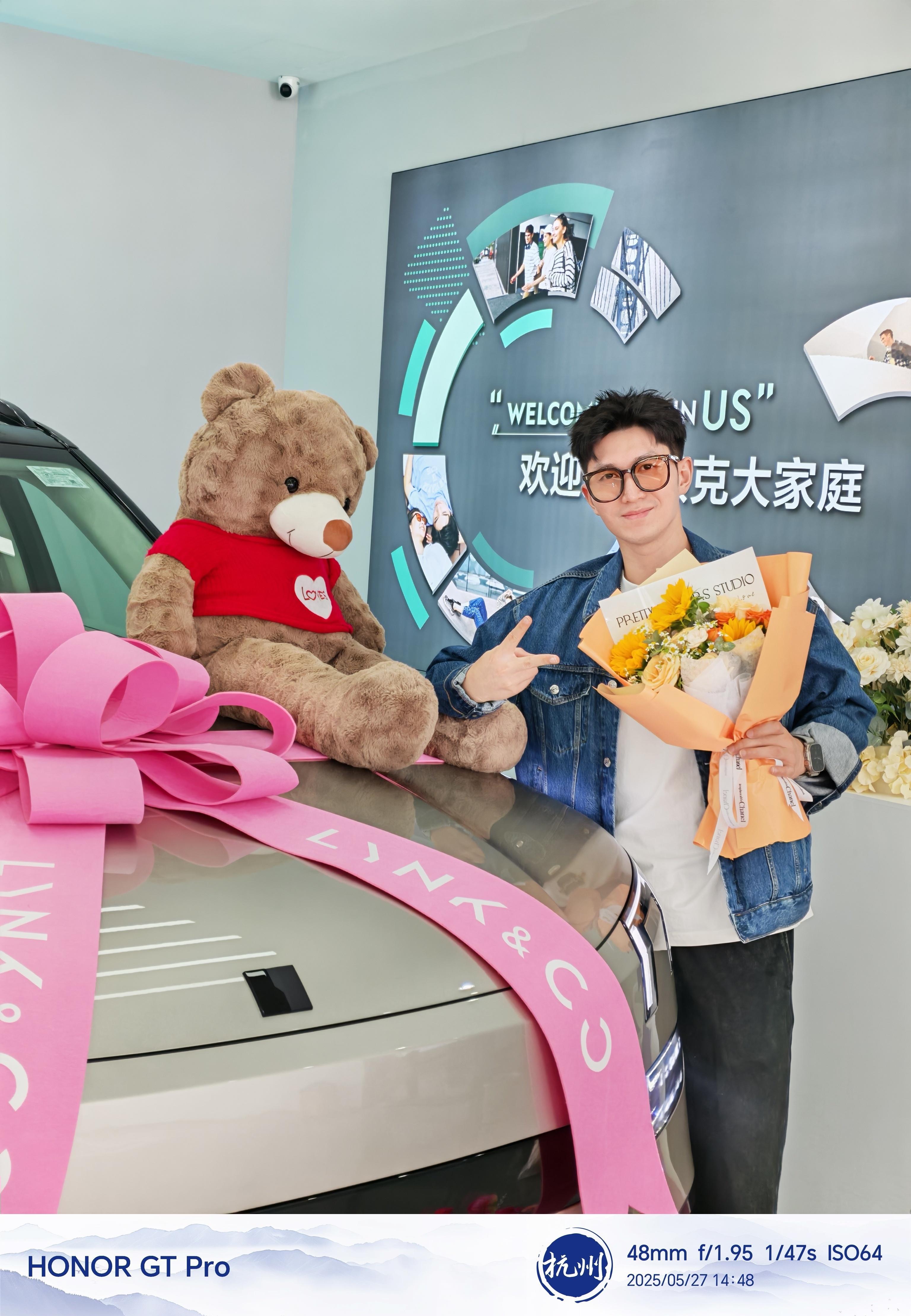 今天来提领克900了！银外白内实车果然最好看赶上饭点还恰上了领克的午饭，嘎嘎香展