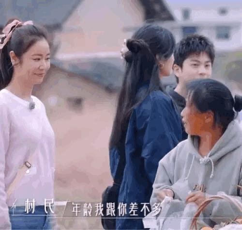 一买水果的村妇说林心如50多岁了并且还合照留念！这合照的确比村妇年轻了不少！林