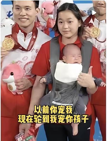 谁能想到全运会颁奖台还能嗑到这么暖的“亲情糖”！全红婵站在谢思埸太太身边，看着人