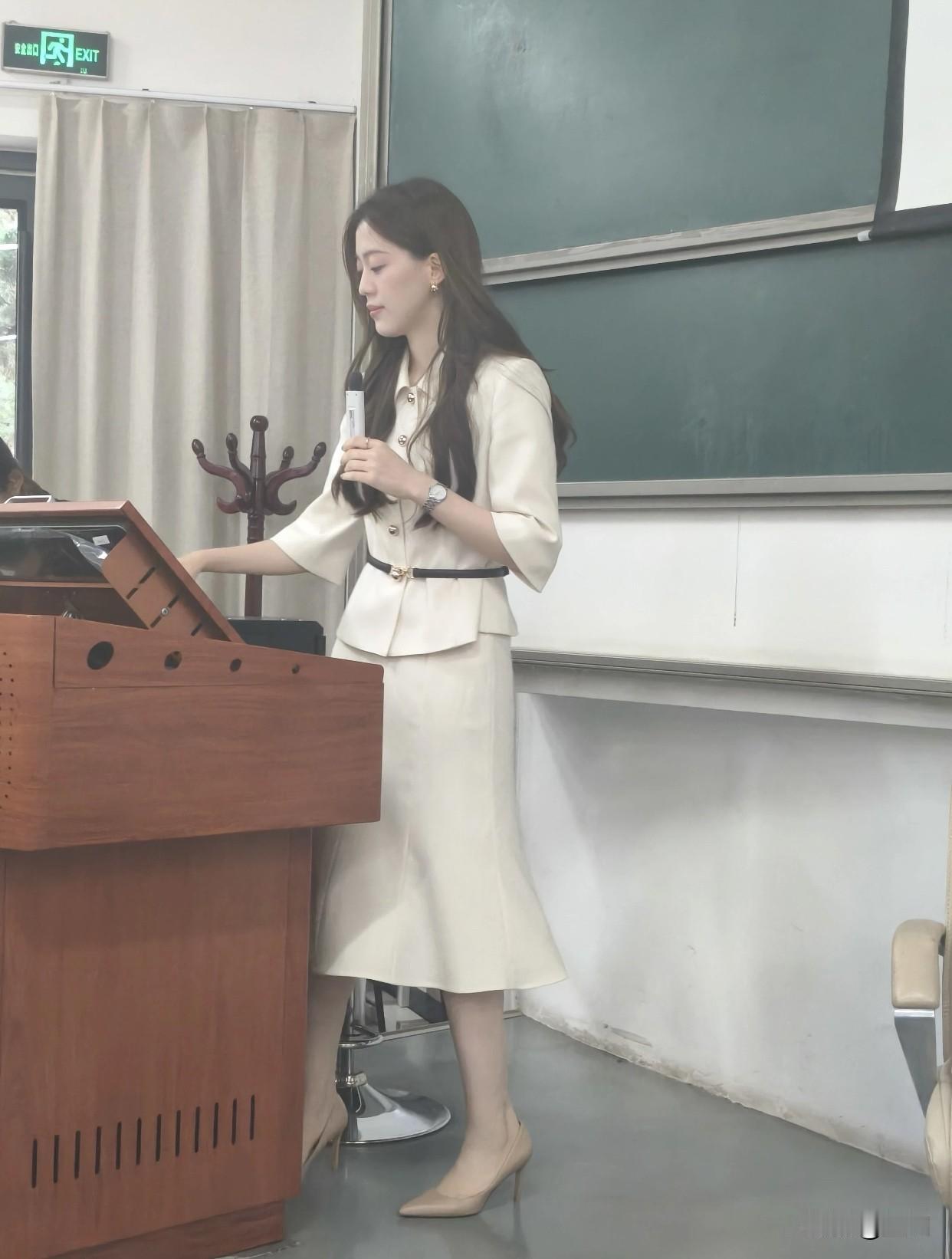 知性美女穿搭分享大学讲师的穿搭，讲究优雅知性。衬衫堪称万能单品，米白色棉质衬衫，