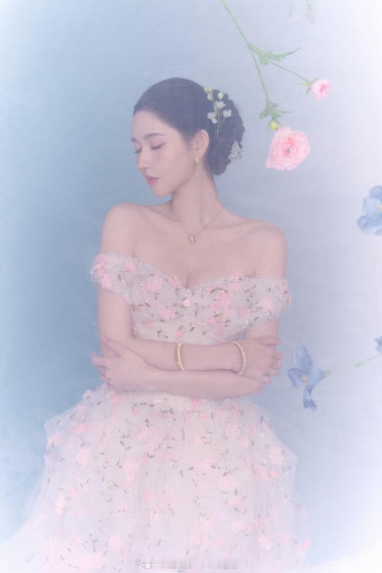 王玉雯一字肩花朵长裙王玉雯苏州活动状态她走出来的时候，第一眼看到的是裙子，第二