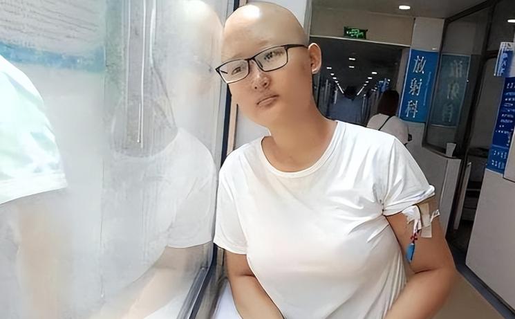 2019年，河北一家医院里，亲戚对19岁患癌女孩说：“7年了，你母亲卖2套房，花