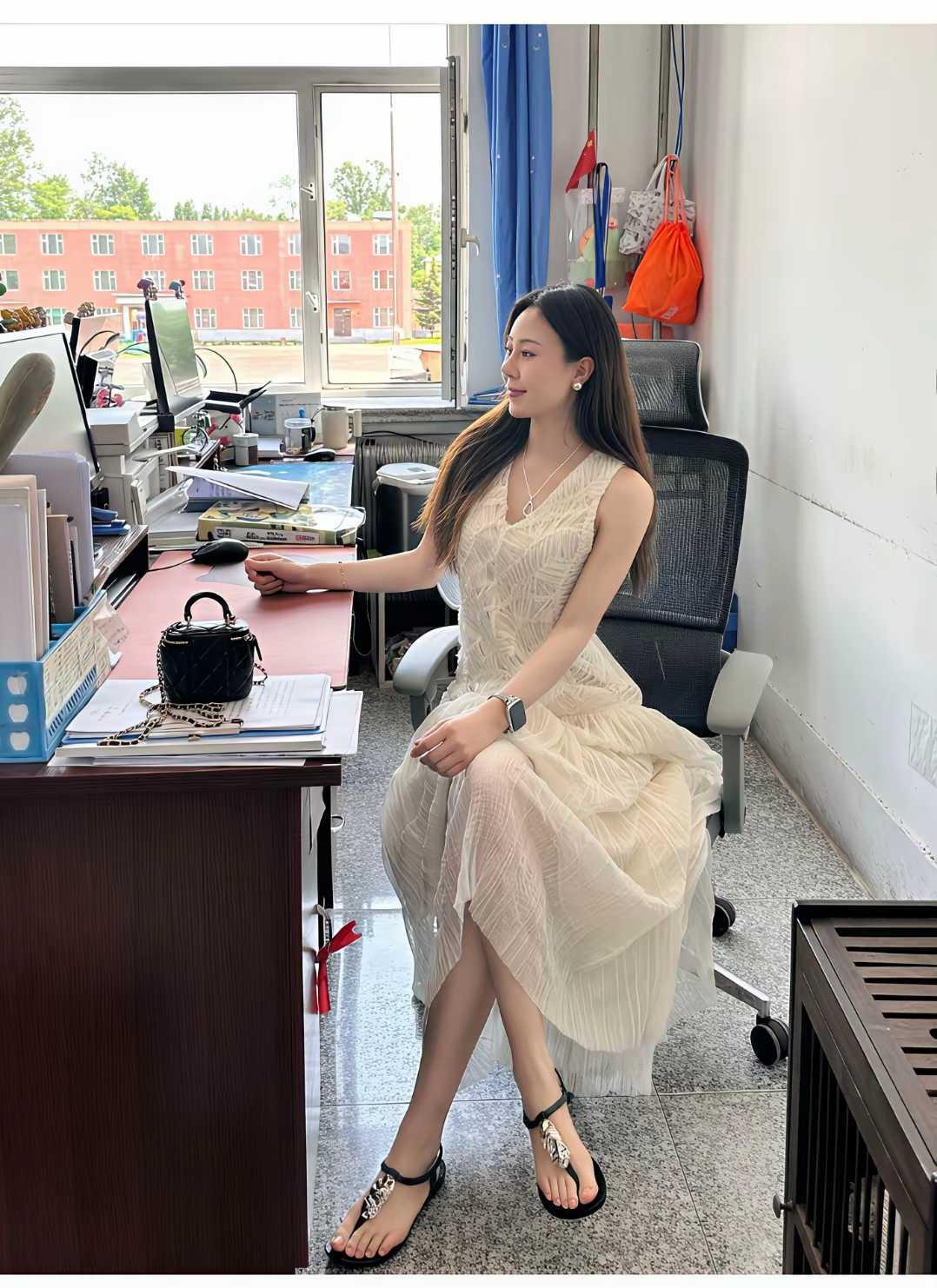光看脚趾丫这么干净，这印象分就能给满分。很多女孩子都喜欢做美甲，连脚指甲一块做，