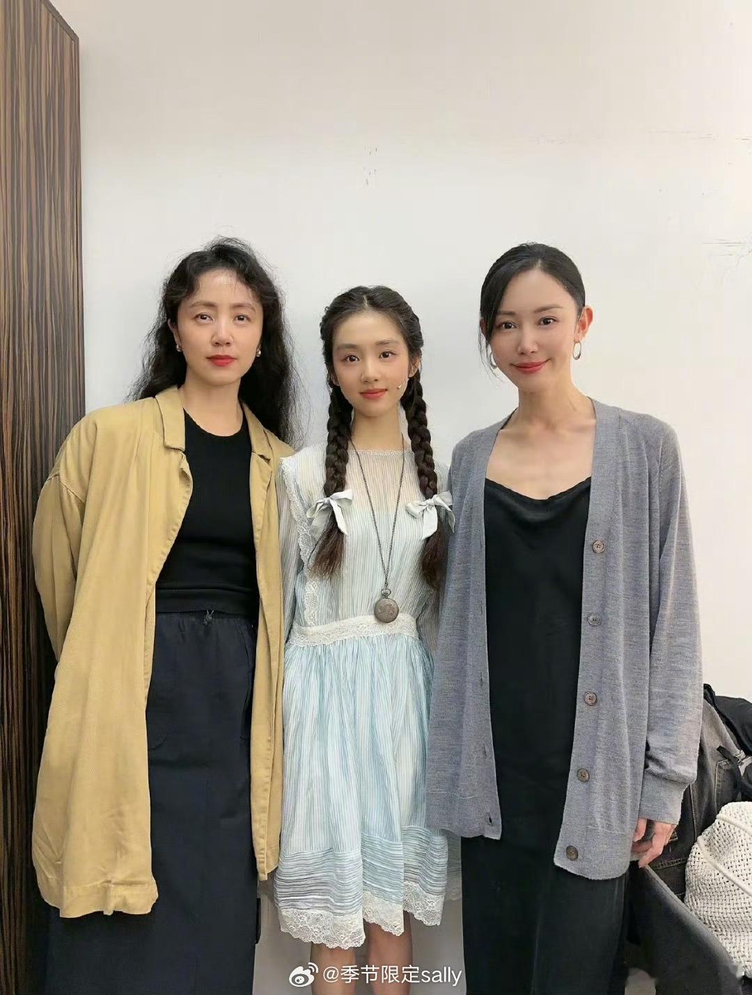 孙莉、黄多多、朱洁静合照，何炅和黄多多演完话剧一起下班，黄多多入圈包是流量花​
