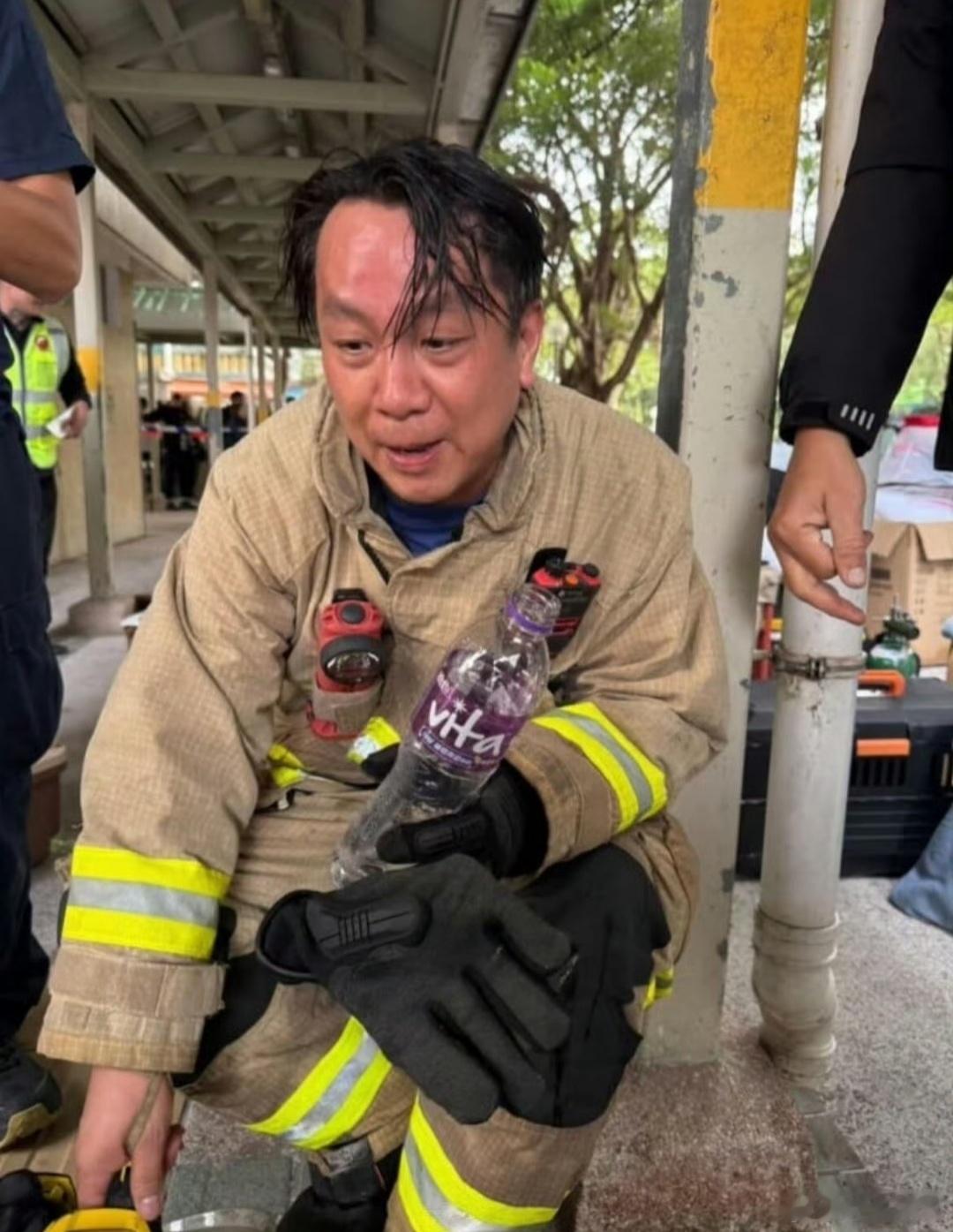 大火已经扑灭了，但是奋斗在一线的英雄们不会被忘记，分享几张一线英雄的照片，向所有