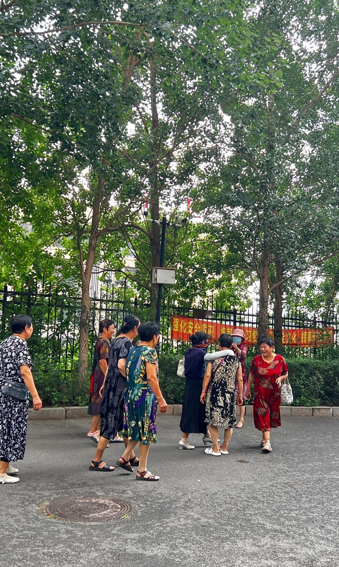 老年人之所以喜欢把自己打扮的花枝招展，不是她们不懂审美，是她们年轻时没钱买花衣服