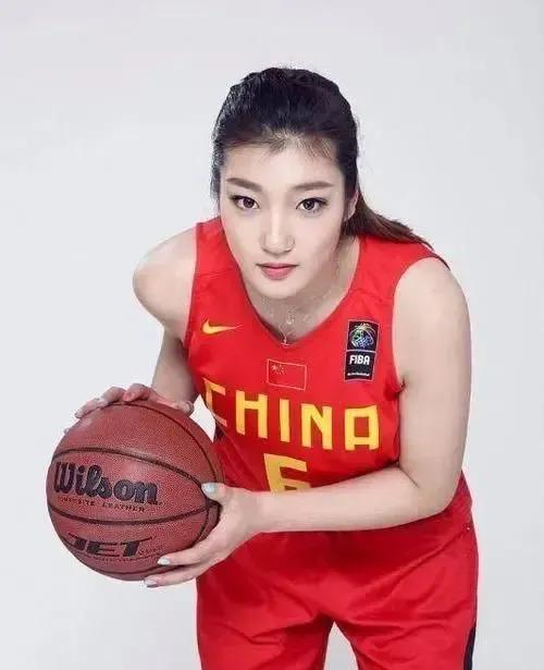 李梦要实现自我救赎！曾红极一时的篮球明星李梦，是中国女篮的灵魂人物。为中国女篮立