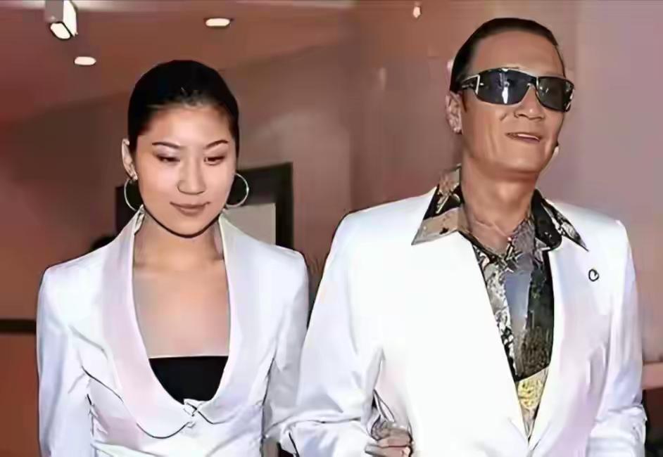 谢贤真的没爱错人！相差49岁，同居12年，被骂“捞女”，和平分手！看到谢