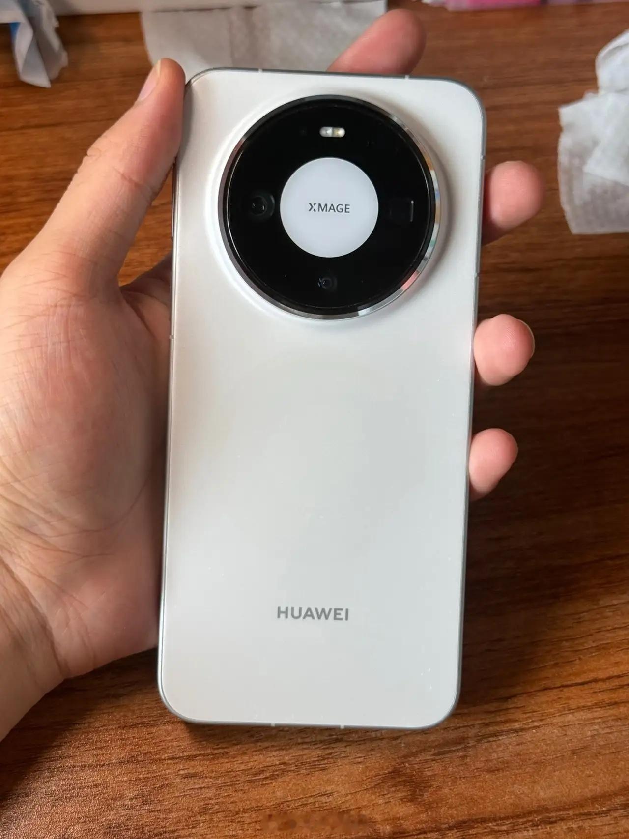 华为mate40，起步8+128GB，卖4999华为mate50，起步...