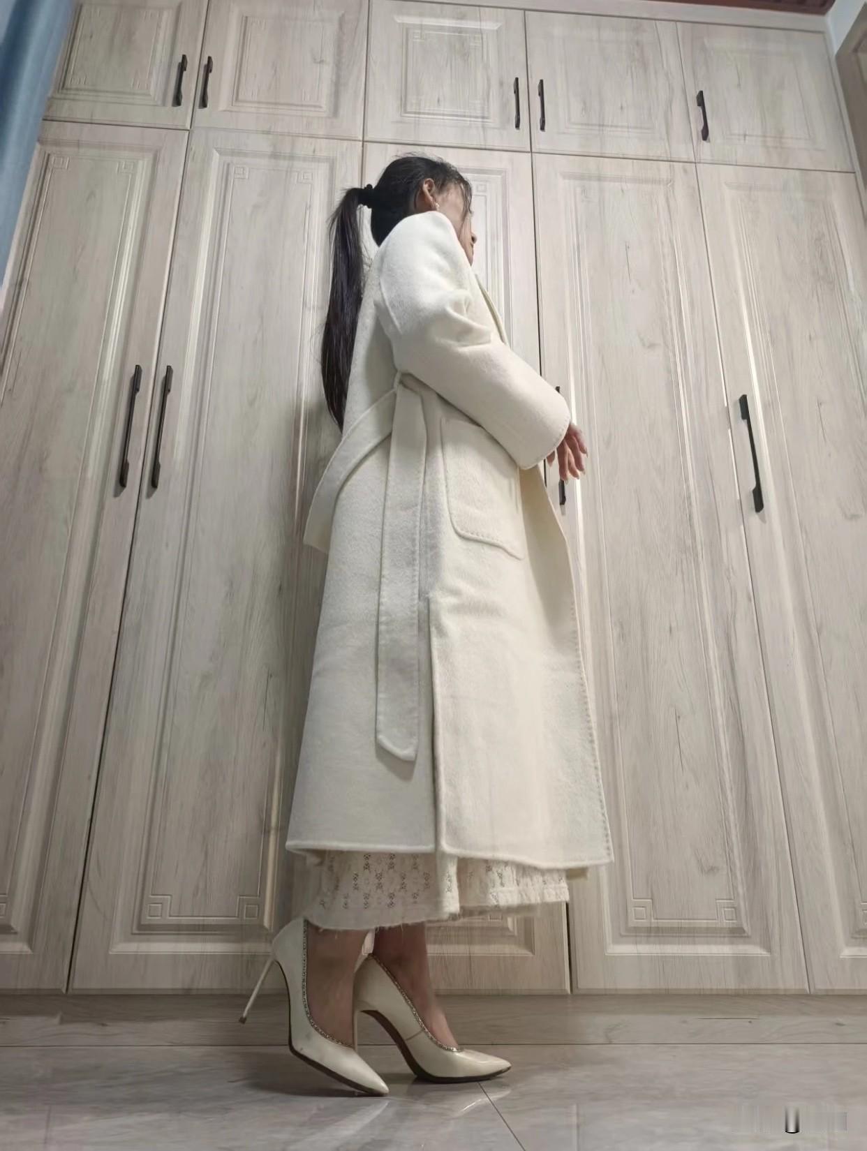 浅色职业高跟鞋你有吗?浅色高跟鞋颜色要选好，米白色百搭。