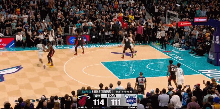 怀特拯救夏洛特的绝平三分，科比式的出手！发明附加赛的人是天才！