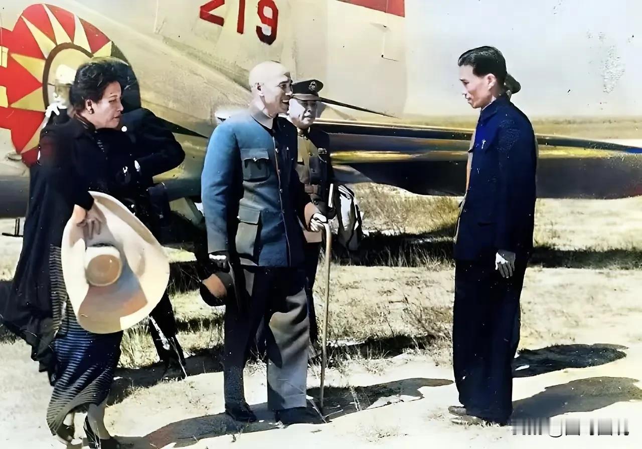 1946年10月，59岁的老蒋与夫人宋美龄第一次来到台湾，留下了这张影像，照片中