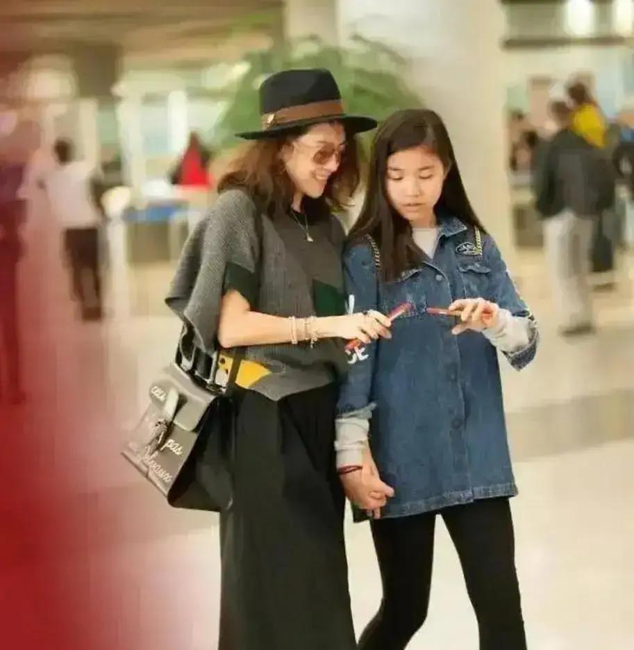 章子怡晒醒醒自己赚零花钱买绘本，评论区吵翻。我看她发的那条视频，小姑娘擦完桌子