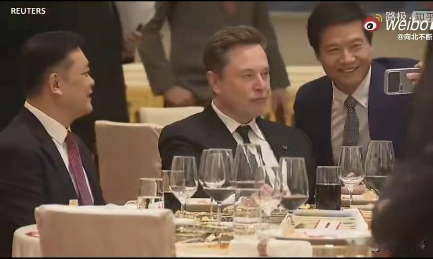 在今天的欢迎晚宴上，雷军谄媚的找马斯克合影，马斯克坐在那儿一脸不耐烦。马斯克全程