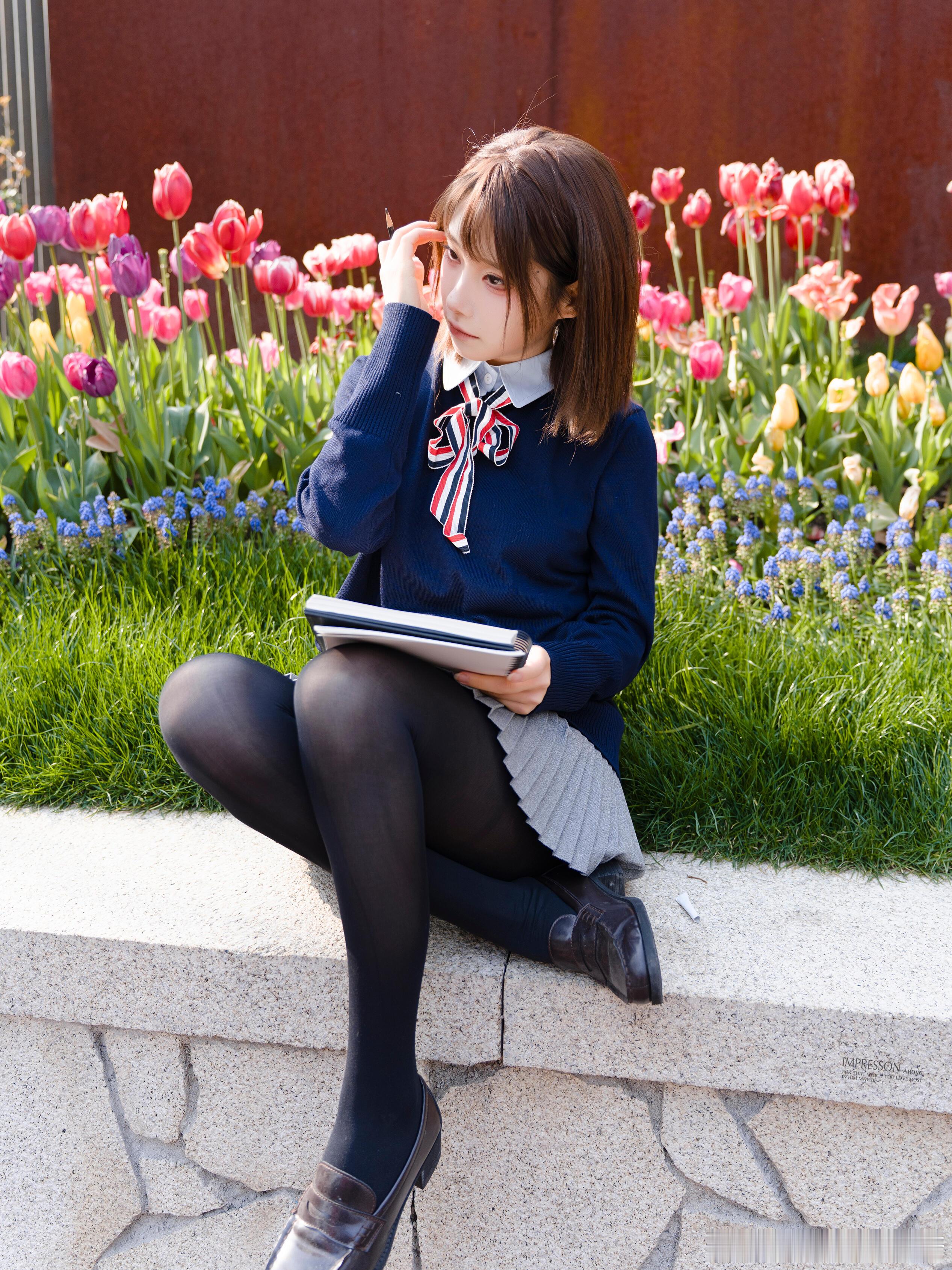 眼神坚定的像是贴罚单的警察叔叔…