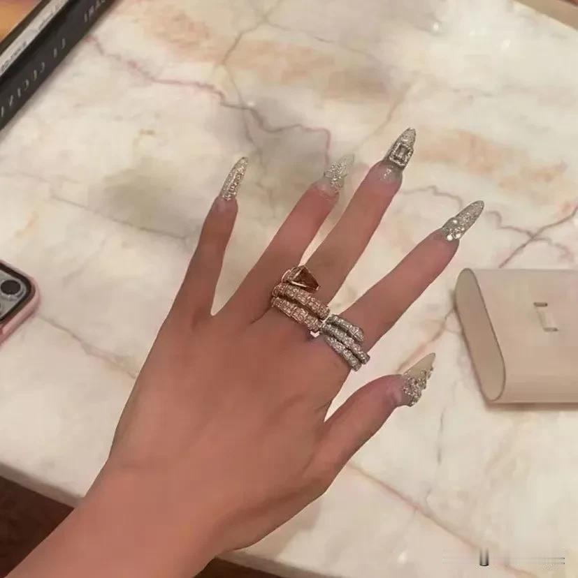 男人要好好疼爱你的妻子，你的妻子每天都是围着你转，她几乎没什么朋友，就是有