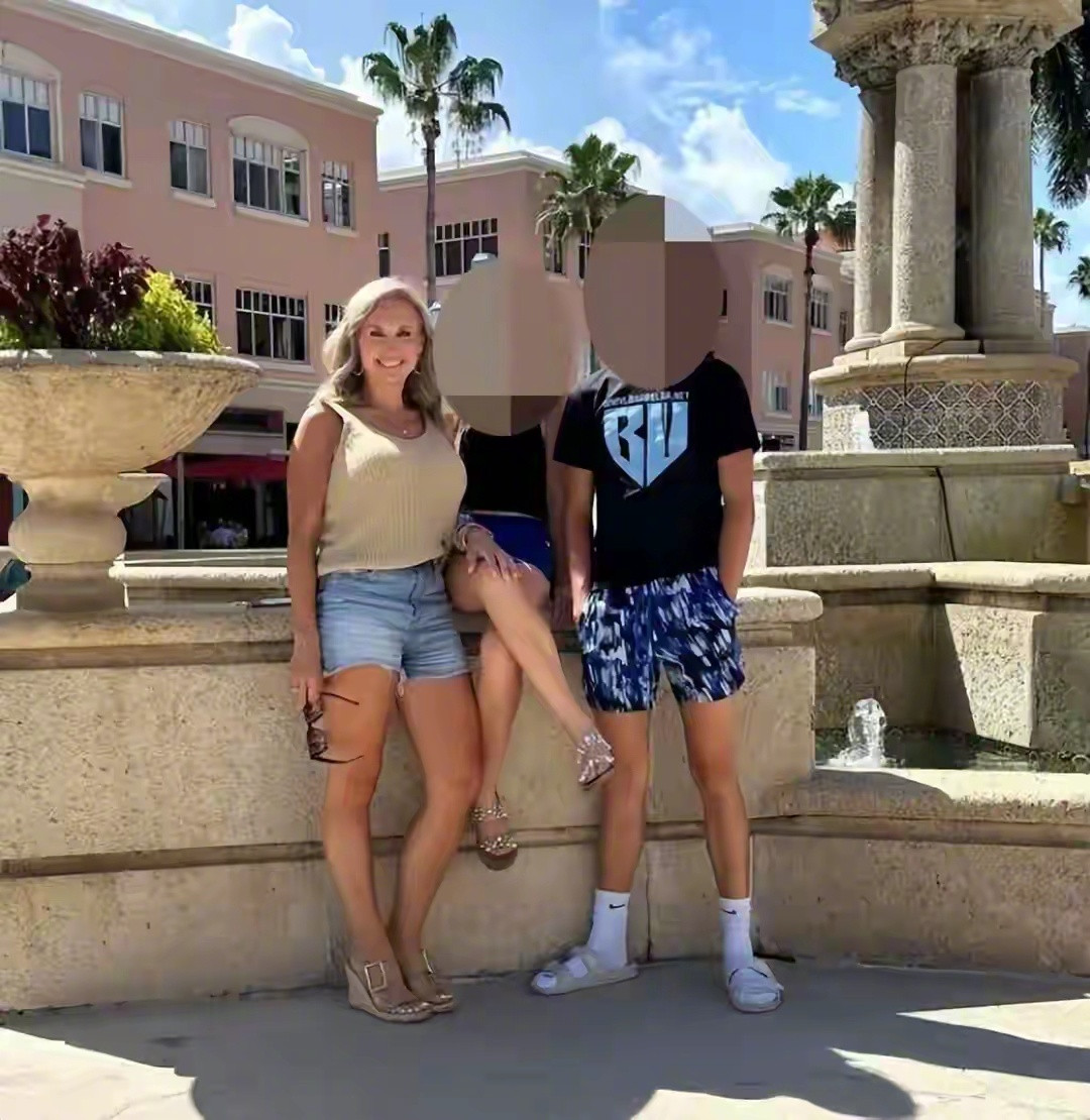 一位美国女市长给儿子办泳池派对，然后，睡了儿子的16岁男同学，可能要坐牢17年。