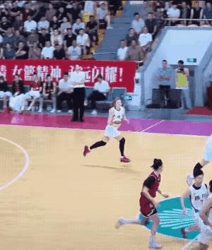 李梦作为中国女篮标杆人物，无论是球技，还是突破上篮能力无人能敌！李梦的身体比别人